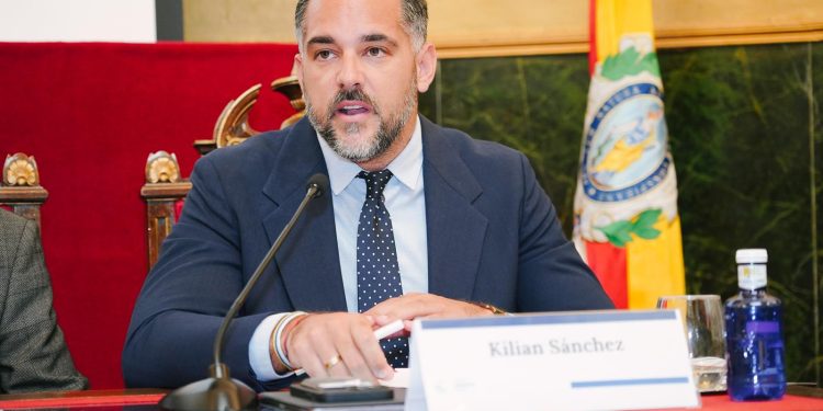 El senador palmero Kilian Sánchez, premiado como la personalidad política más relevante en oncología a nivel nacional
