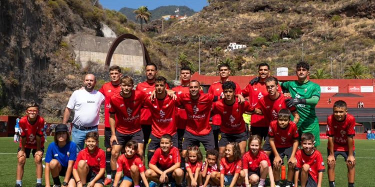 Un doblete de David Grande lanza al Mensajero al liderato en el arranque de la Tercera Federación