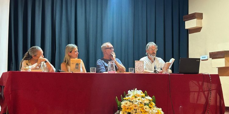 La poesía de Ricardo Hernández Bravo llena la Casa de la Cultura de El Paso