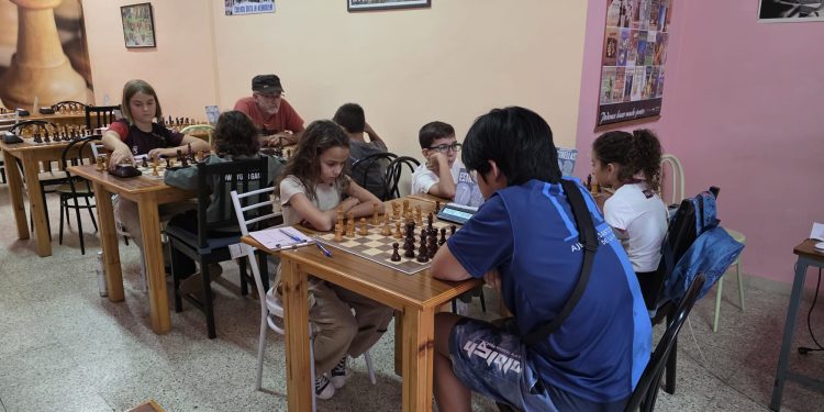 Carlos de la Cruz se queda líder en solitario del Torneo de Otoño tras una 4ª ronda llena de sorpresas en Santa Cruz