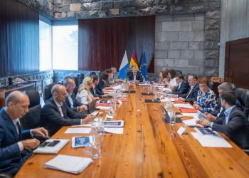 Canarias aprueba sus presupuestos para 2026 con un gasto récord de 12.491 millones, un 7% más