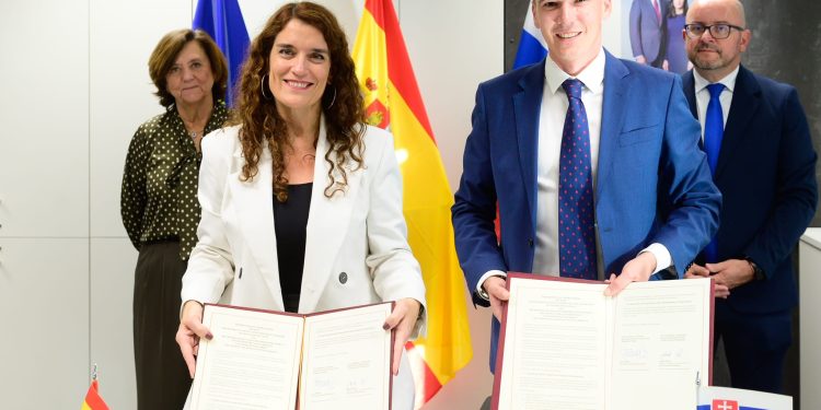 España y Eslovaquia firman un acuerdo clave para el Telescopio Solar Europeo (EST) en La Palma