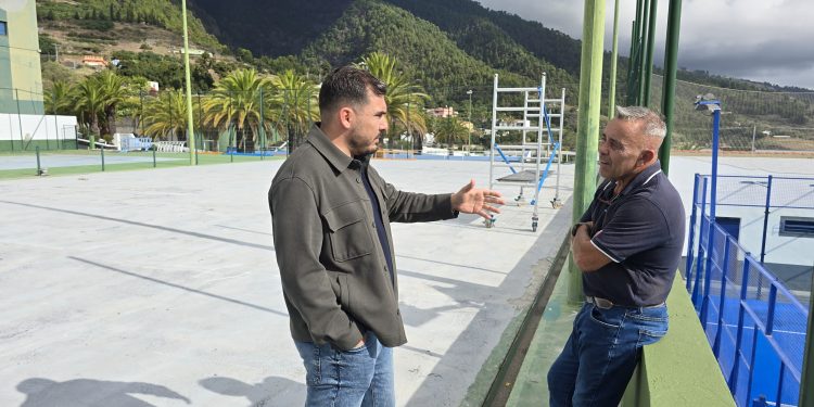 El Cabildo moderniza Miraflores: nuevo parqué en el pabellón, porterías de rugby y fin de obra en las pistas de tenis