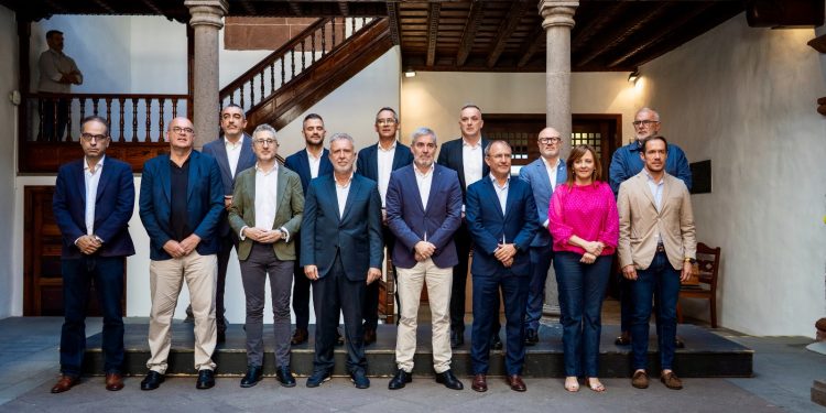 Torres anuncia un Real Decreto Ley en noviembre con los 100 millones y el 60% del IRPF, y cifra en 1.100 millones la ayuda estatal a La Palma