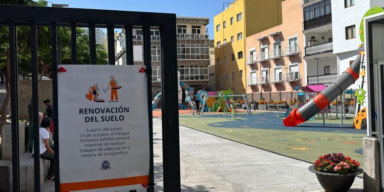 Los Llanos de Aridane cierra temporalmente el parque infantil inclusivo para reparar un defecto en el pavimento