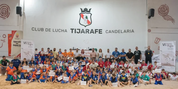 Más de 130 jóvenes luchadores brillan en Tijarafe en el VI Torneo del Fajín de la Fundación CajaCanarias
