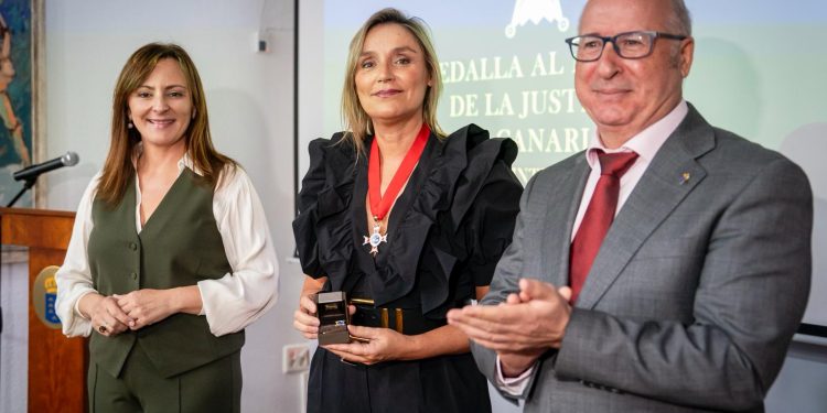 Nieves Lady Barreto entrega la Medalla de Oro al Mérito de la Justicia a Sofía Puente por su labor tras el volcán de La Palma