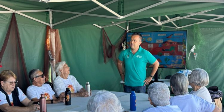 Las Oficinas Verdes llevan la lucha contra los microplásticos a los mayores de La Palma en Puerto Naos