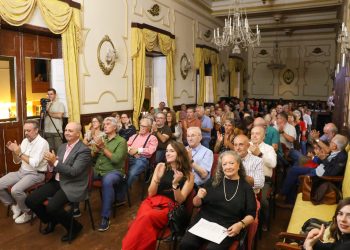 Santa Cruz de La Palma homenajea a Luis Cobiella en la presentación de la nueva Gaceta de la Bajada, ‘Lustrum’