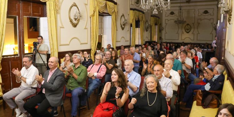 Santa Cruz de La Palma homenajea a Luis Cobiella en la presentación de la nueva Gaceta de la Bajada, ‘Lustrum’