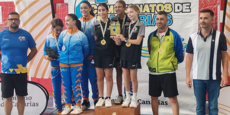 La selección femenina de La Palma, campeona de Canarias de tenis de mesa escolar
