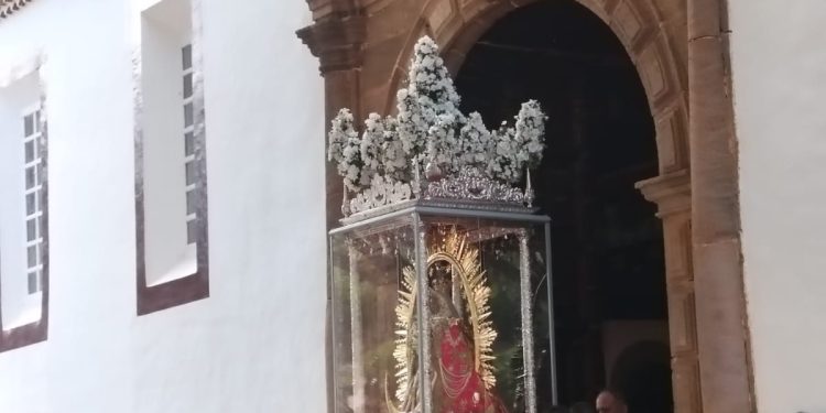 La Virgen de las Nieves inicia su peregrinación por el norte de La Palma con su histórica llegada a Puntallana