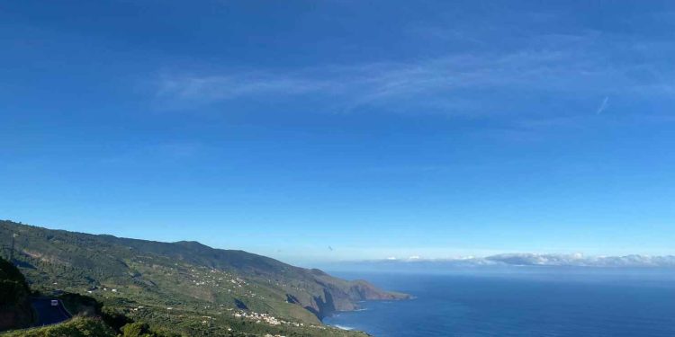 Seis personas afectadas por inhalación de humo tras un incendio en un solar con residuos en Barlovento