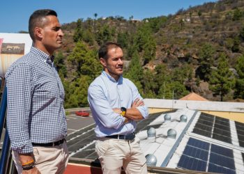 Zapata destaca la «valentía y el compromiso» de Bodega Vega Norte como referente de la sostenibilidad en La Palma