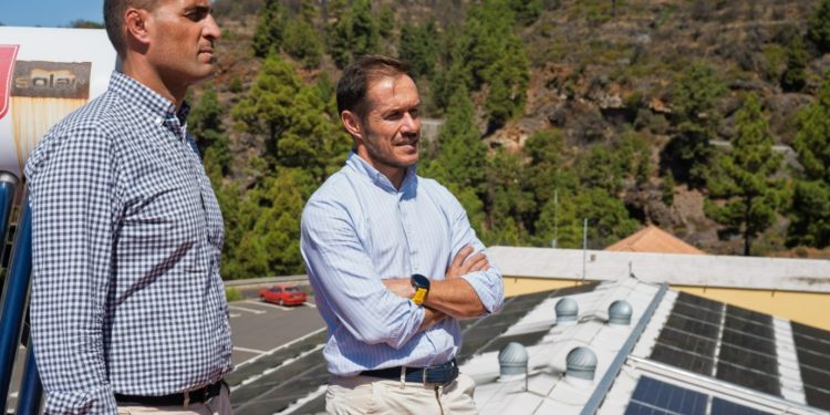 Zapata destaca la «valentía y el compromiso» de Bodega Vega Norte como referente de la sostenibilidad en La Palma