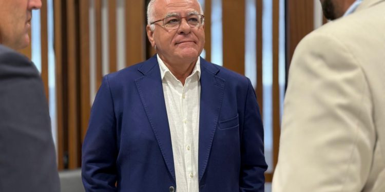 Cabrera carga contra el «Cabildo más caro de la historia»: «Más directores y fiestas, pero las obras están paradas»