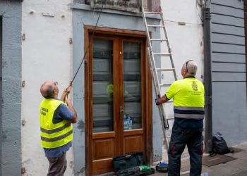 «Rescatan» el histórico rótulo de Casa Fidio: un pedazo de la memoria de la Calle Real que se preserva