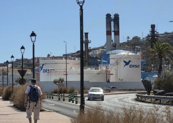 Aparatoso vuelco en la LP-2: Bomberos liberan a una mujer de 62 años tras quedar atrapada en su vehículo