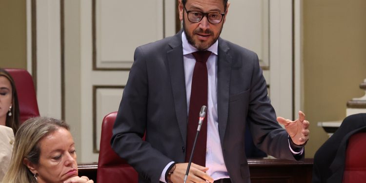 El PP propone una tarjeta sanitaria para que los pacientes de La Palma dejen de adelantar el dinero de sus viajes médicos