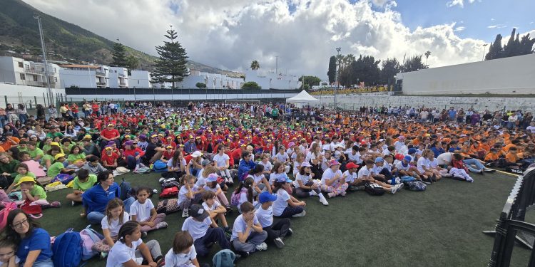 Un coro de 2.800 voces: Rozalén y los escolares de La Palma hacen historia en Los Llanos de Aridane