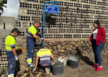 Adiós a las calles «anónimas»: Los Llanos renueva la señalética en una veintena de vías para evitar despistes a emergencias y repartidores