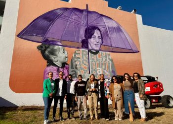 Arte urbano con conciencia: Un mural gigante en Los Llanos visibiliza el dolor de la infancia ante la violencia machista