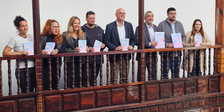 «El fuego de una doble contienda»: Violetas destapa la violencia estructural hacia las mujeres trans en La Palma