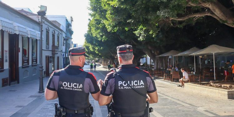 Intentó huir en bicicleta y agredir a los agentes: La Policía Canaria detiene a un hombre reclamado por el juzgado de Los Llanos