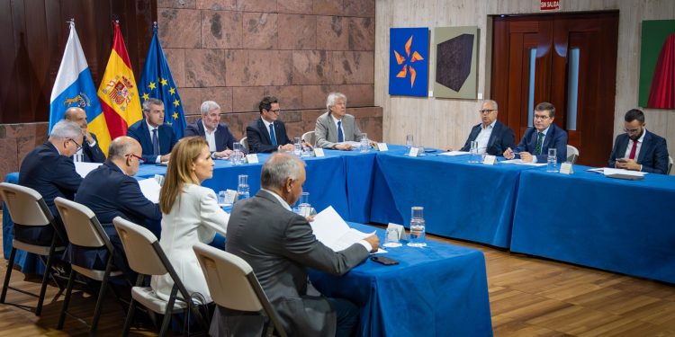 Clavijo pide un frente común para exigir a Sánchez el 60% del IRPF y la nueva rebaja del 50% en la Seguridad Social para La Palma