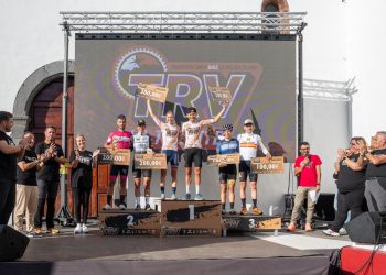 Pedro Rodríguez resiste a Sintsov en la épica etapa de La Tea y salva el liderato de la Transvulcania Bike