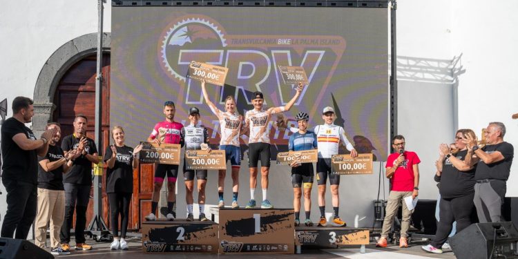 Pedro Rodríguez resiste a Sintsov en la épica etapa de La Tea y salva el liderato de la Transvulcania Bike