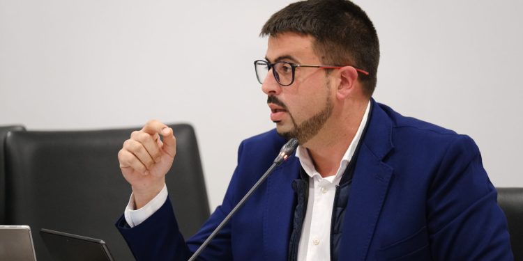 Perdomo (PSOE) acusa al Cabildo de «secar» la inversión hidráulica: «Han dejado de transferir 15 millones al Consejo de Aguas»