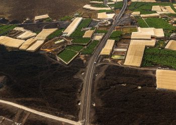 Afectados del volcán agradecen la gestión de Torres pero exigen el «alivio fiscal total»: Piden un 100% de descuento en el IRPF para propiedades bajo la lava