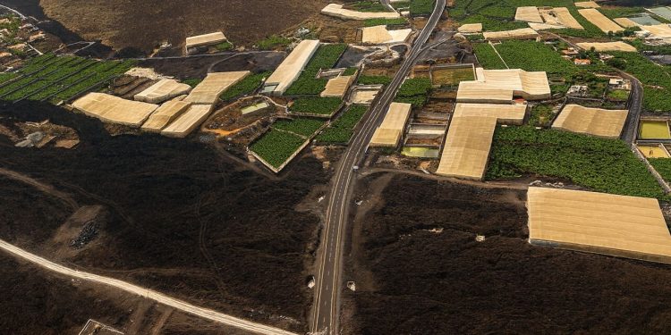 Afectados del volcán agradecen la gestión de Torres pero exigen el «alivio fiscal total»: Piden un 100% de descuento en el IRPF para propiedades bajo la lava