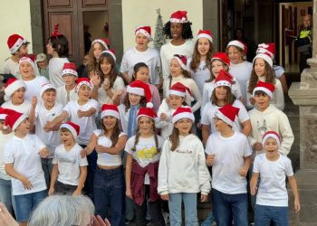 Las voces escolares llenan de Navidad el Atrio del Ayuntamiento de Santa Cruz de La Palma en su tradicional encuentro de villancicos