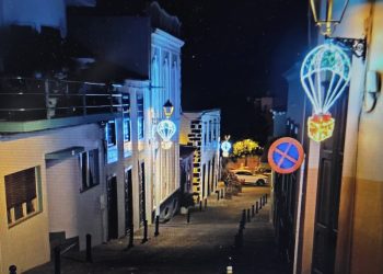 Un municipio, dos navidades: luces abundantes y zonas a oscuras