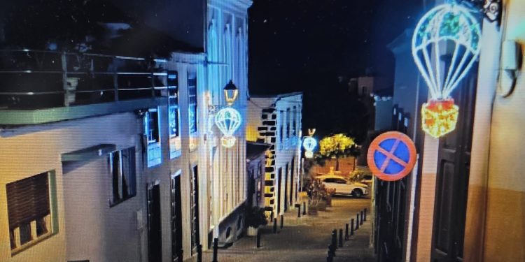 Un municipio, dos navidades: luces abundantes y zonas a oscuras