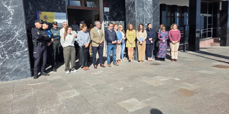 La Delegación del Gobierno en Canarias guarda un minuto de silencio tras los últimos asesinatos machistas