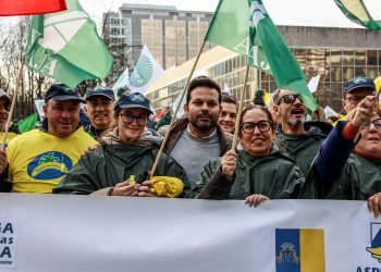 El Gobierno de Canarias y el sector primario se unen en Bruselas ante 10.000 manifestantes para frenar el «desmantelamiento» del POSEI y la PAC