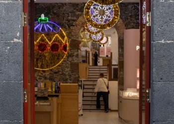 Joyería Ferreiro se alza con el primer premio del III Concurso de Escaparates “Vive la Navidad”