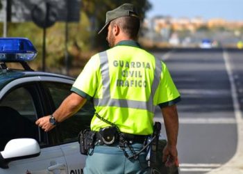 La DGT intensifica la vigilancia del consumo de alcohol y drogas en las carreteras de Canarias ante la Navidad