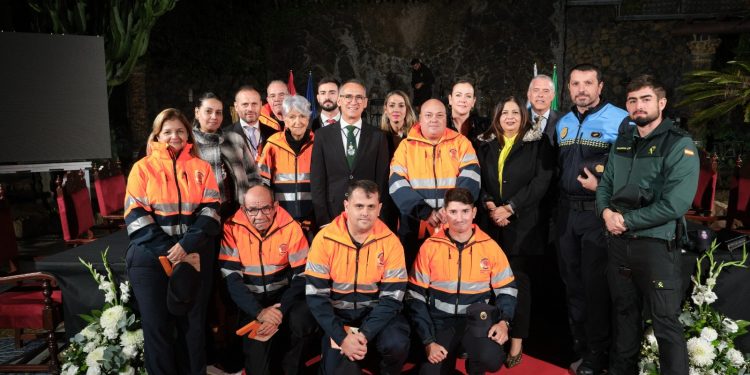 Los Llanos honra su «corazón social» en Las Manchas: Homenaje masivo a vecinos, ONG y a Protección Civil en el Día del Municipio