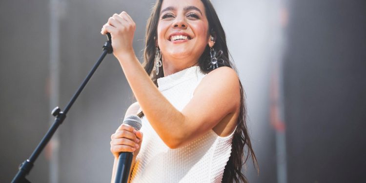 La voz más sensible de La Palma vuelve a sonar: Valeria Castro se sube hoy al escenario en Vigo tras su «silencio necesario»