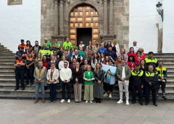 La Calle Real, escaparate del altruismo: Santa Cruz de La Palma visibiliza la fuerza de su tejido solidario