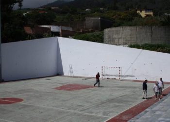 Santa Cruz de La Palma inicia las obras para techar las canchas de Velhoco y Mirca con una inversión superior al millón de euros