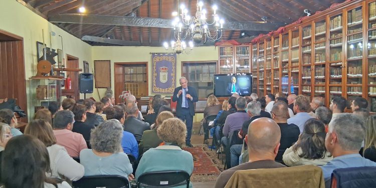 Lleno en la Cosmológica para escuchar al Dr. Cabrera: El psiquiatra forense desgranó las claves científicas de la conducta humana y «el mal»