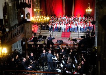 Más de 400 escolares y la Banda Municipal protagonizan el «Concierto Navidad en Familia» en El Paso