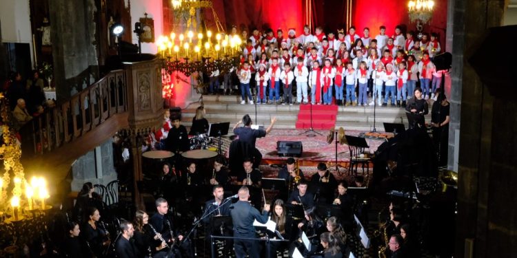 Más de 400 escolares y la Banda Municipal protagonizan el «Concierto Navidad en Familia» en El Paso