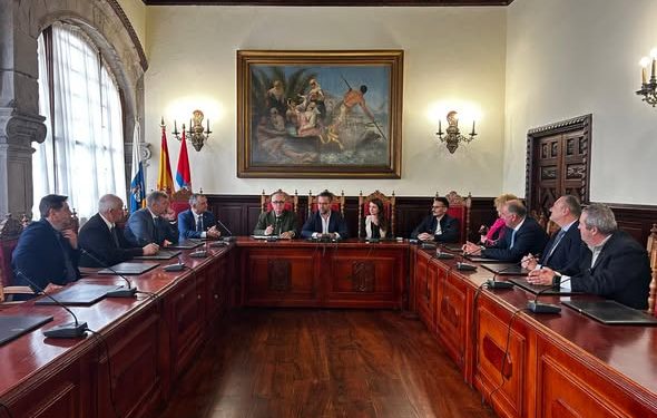 Santa Cruz de La Palma y FEPECO trazan una hoja de ruta común para combatir la crisis de vivienda mediante la cesión de suelo y la formación
