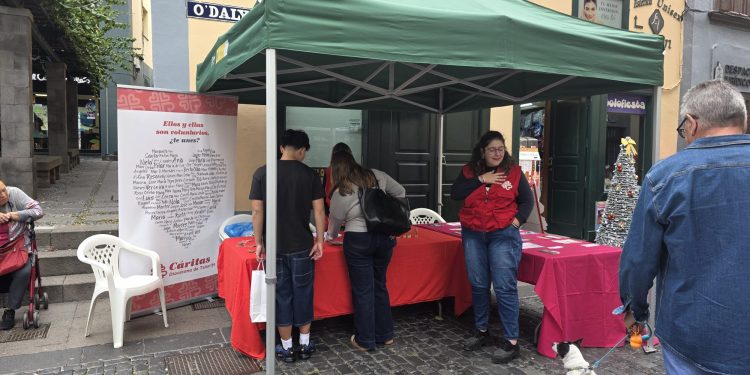 La Calle Real, escaparate del altruismo: Santa Cruz de La Palma visibiliza la fuerza de su tejido solidario